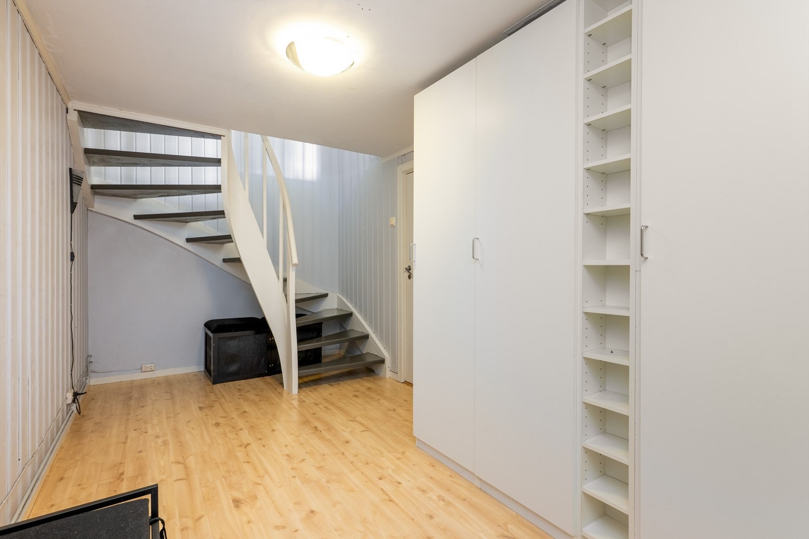 I kjeller er det flere innredde rom som i dag benyttes som kjellerstue og soverom. Rommene er tidligere boder og er ikke godkjent til varig opphold. Galleribilde