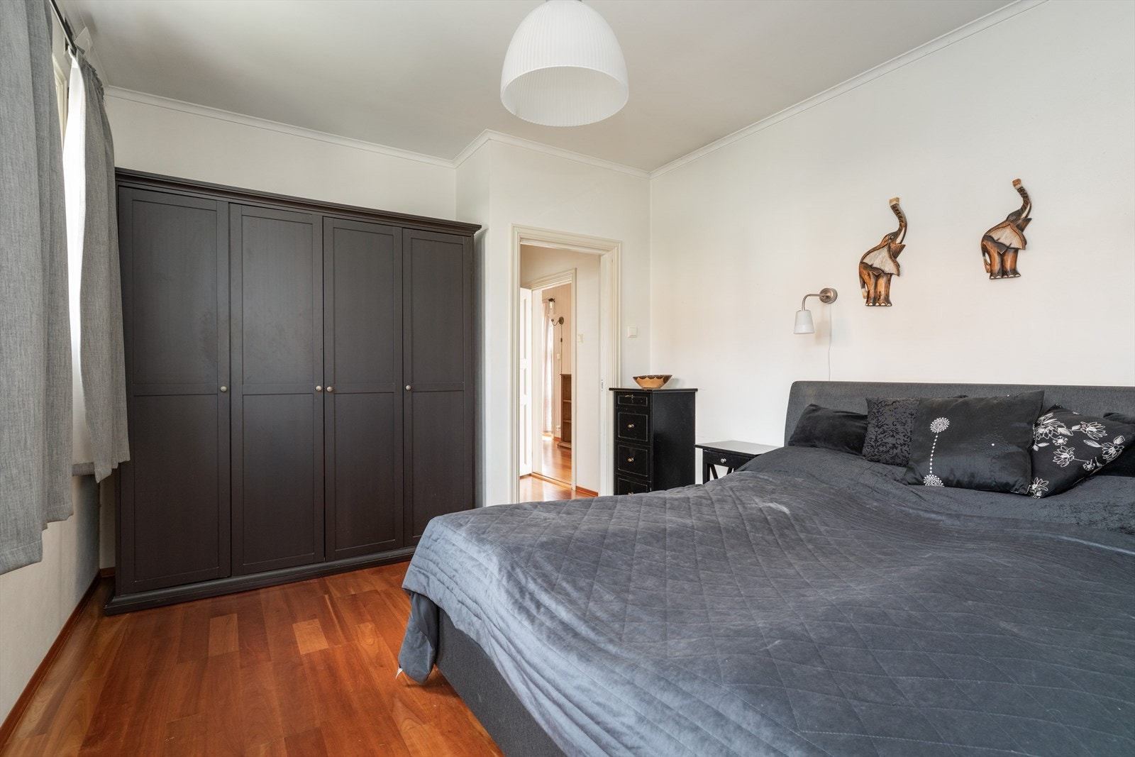 Hovedsoverommet har god plass for dobbeltseng, og adkomst til eget bad. Galleribilde