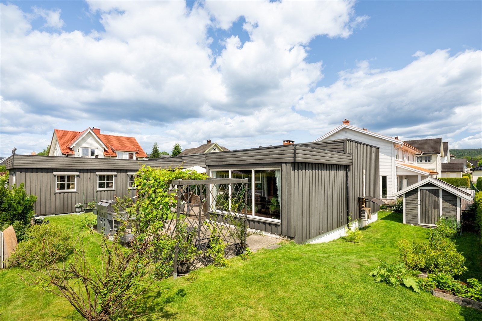 Det er opparbeidet flere flotte uteplasser rundt boligen, hvor man kan nyte solen i hyggelige lag i sommer. Galleribilde