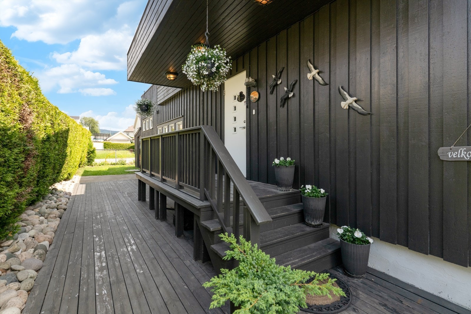 Boligen har i tillegg en fin terrasse ved inngangspartiet, hvor det også er plass for sittegruppe og blomster. Galleribilde