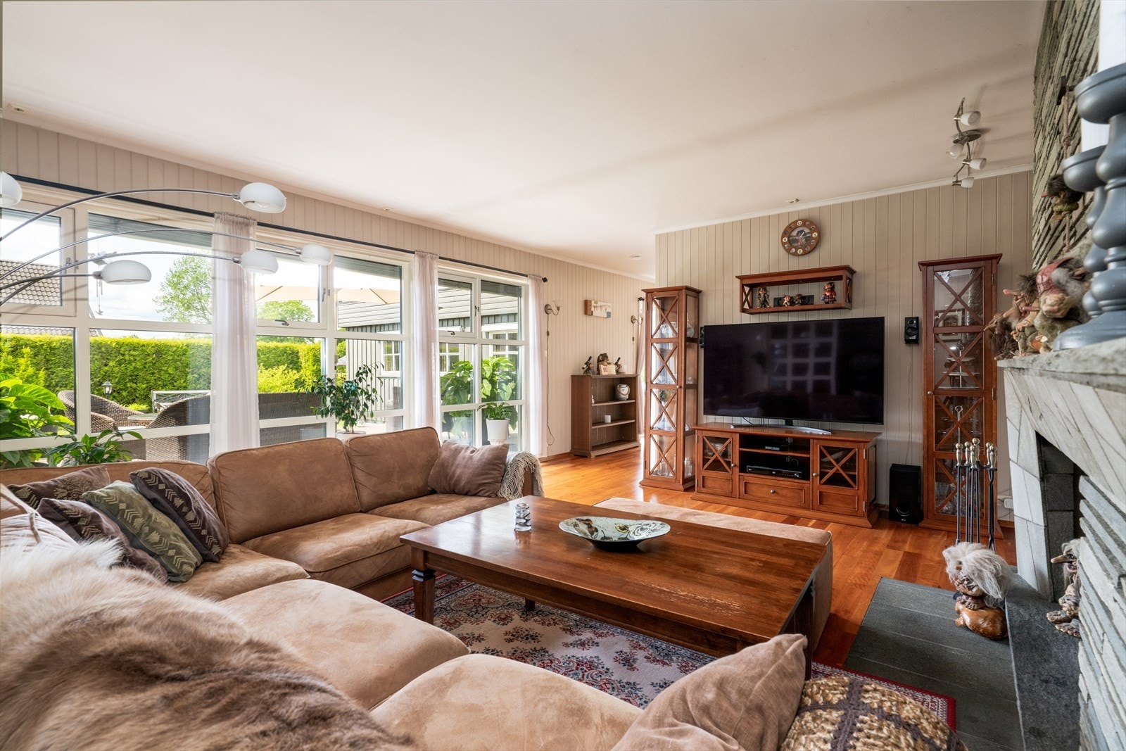 Boligen har en lys og fin stue med plass til sofagruppe og mediemøblement. Galleribilde