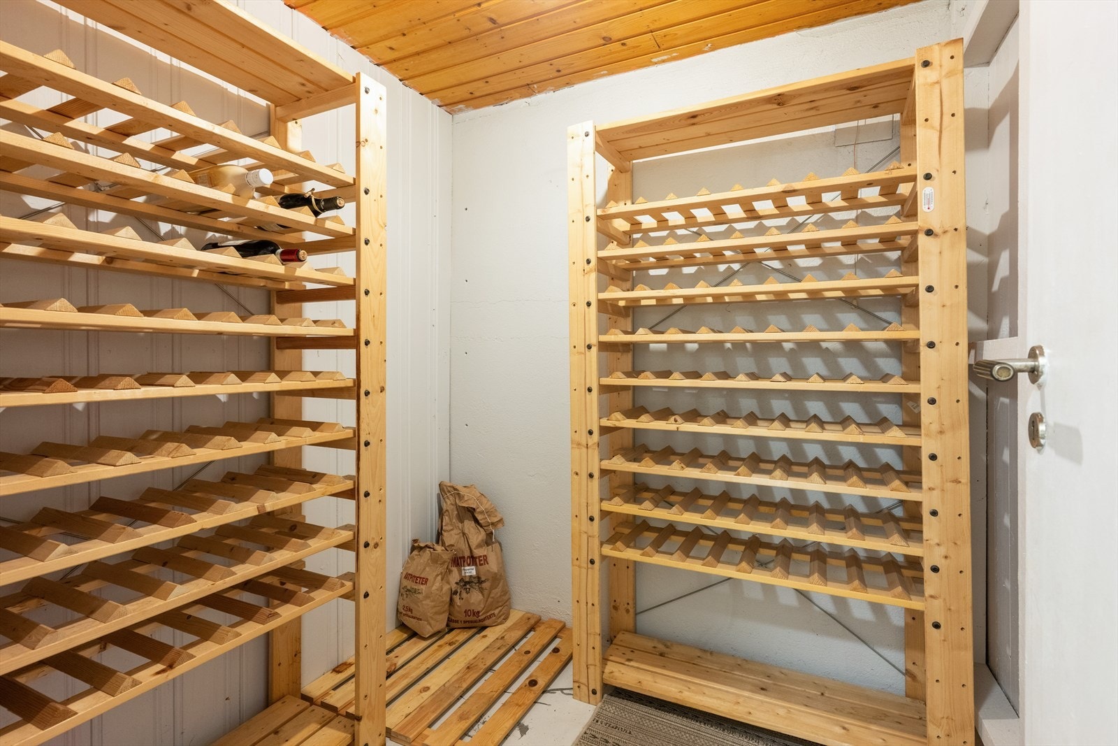 Bod med lagringsplass. Galleribilde