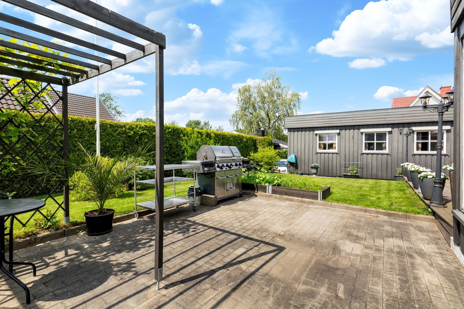 Eiendommen har en nydelig og solrik tomt som er rikt beplantet og opparbeidet rundt hele boligen, her kan solen nytes i fred og ro. Galleribilde