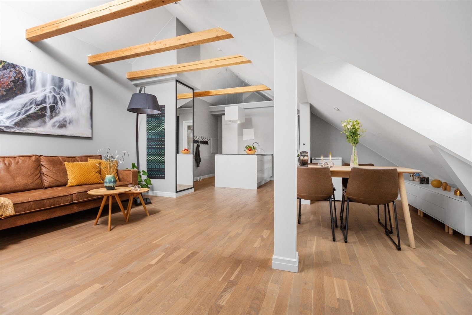 Stuen har plass til sofa og spisebord. Galleribilde