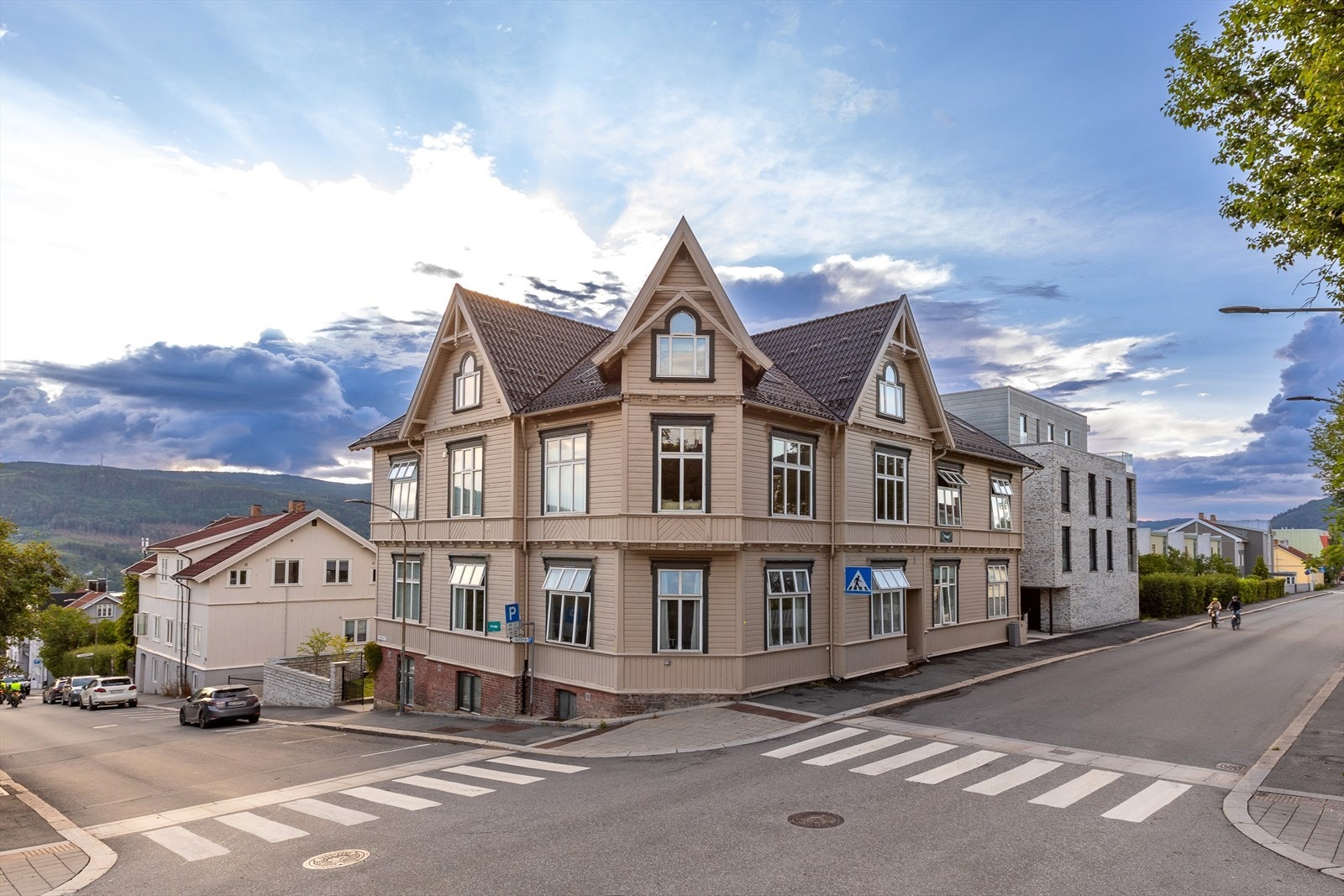 Dette er en lys og innbydende 2-roms leilighet med sentral og attraktiv beliggenhet like ovenfor gågata i Lillehammer sentrum. Galleribilde