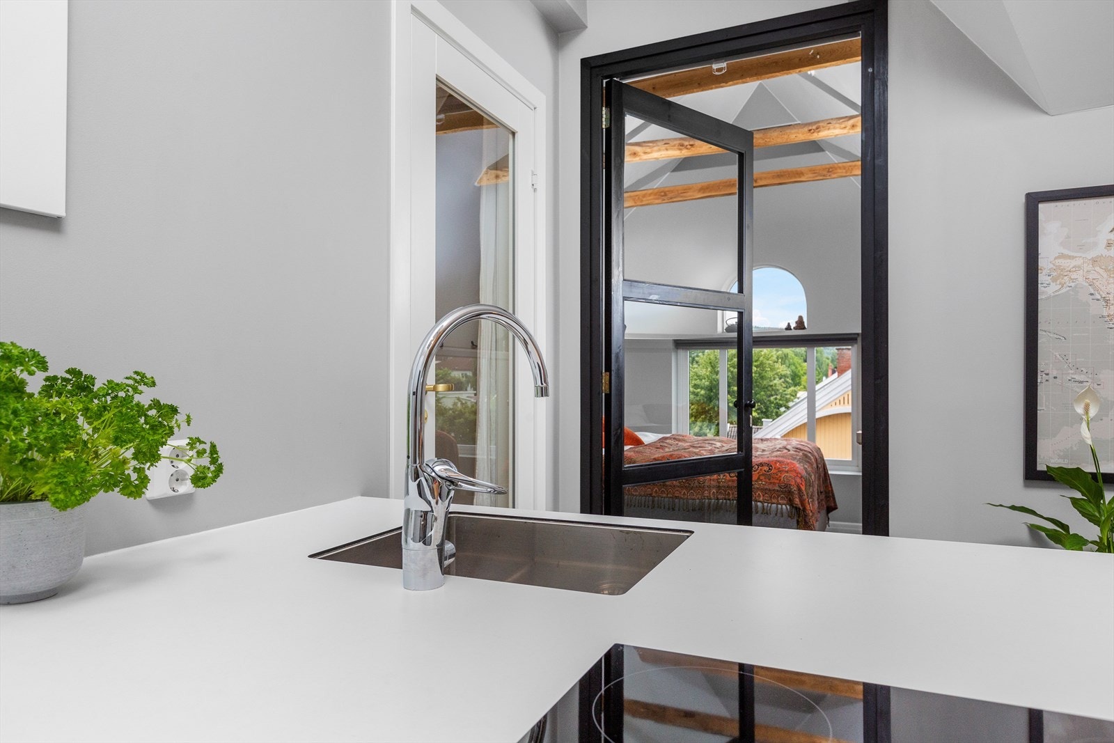 Det er integrerte hvitevarer som kjøl/fryseskap, oppvaskmaskin, komfyr, platetopp og stekeovn. Kjøkkenventilator med kullfilter. Galleribilde