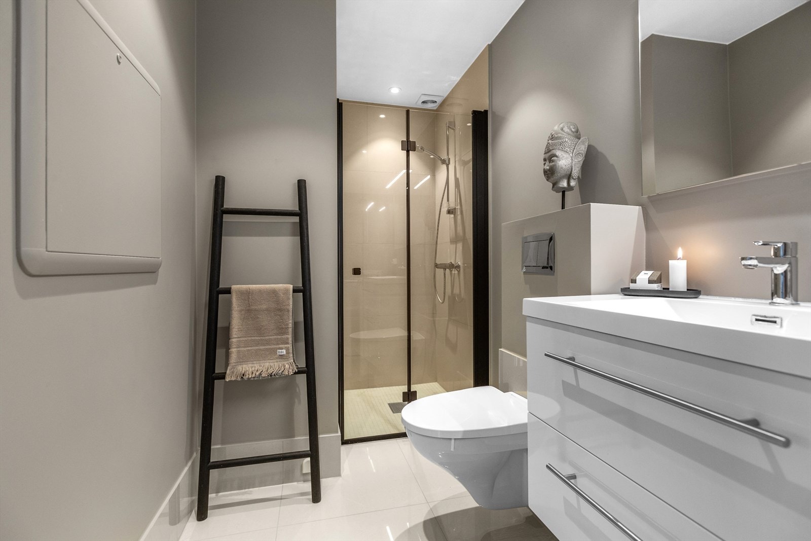 Delikat bad med malte plater og fliser på veggene og fliser på gulv med gulvvarme. Galleribilde