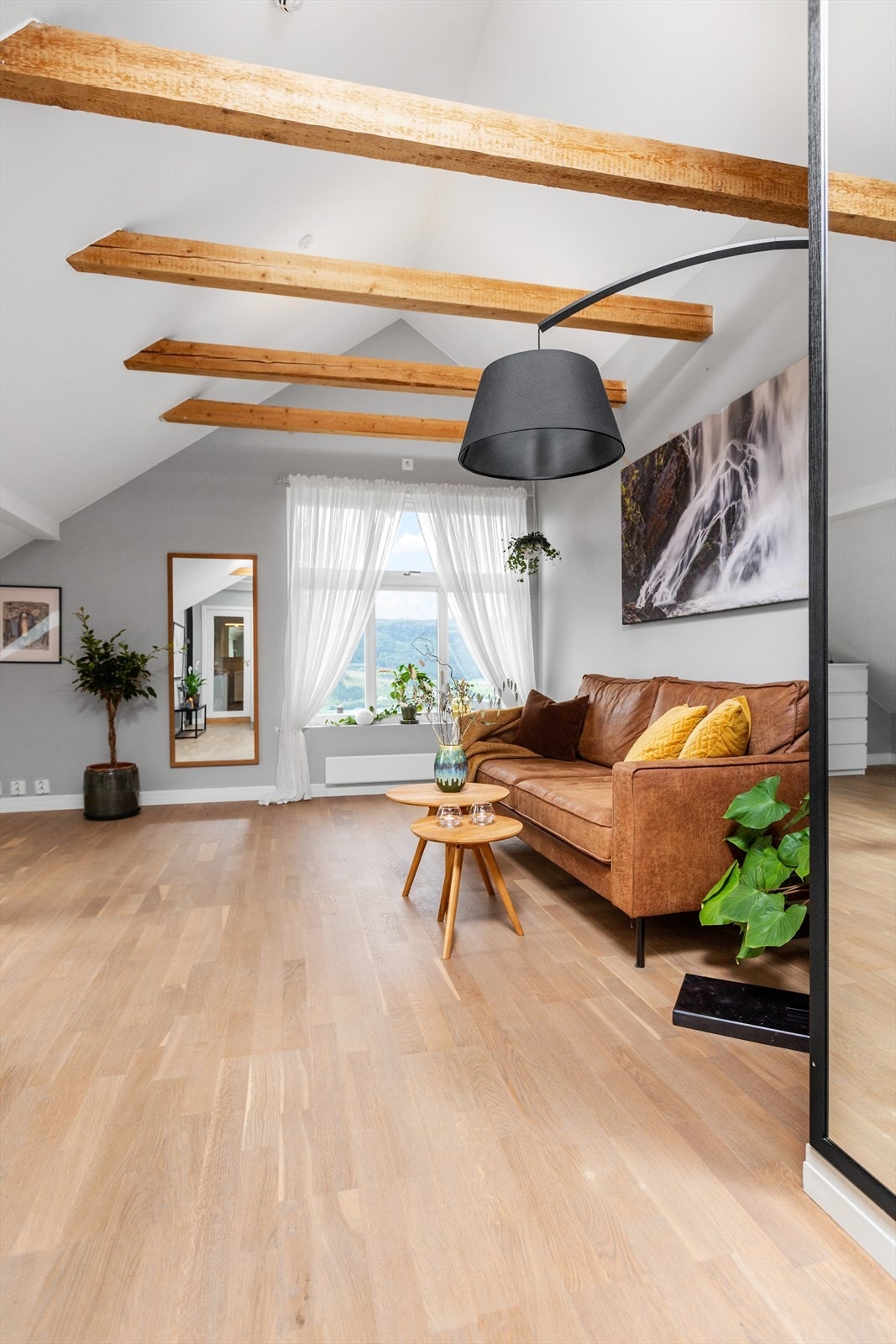 Store vindusflater slipper inn rikelig med naturlig lys. Galleribilde