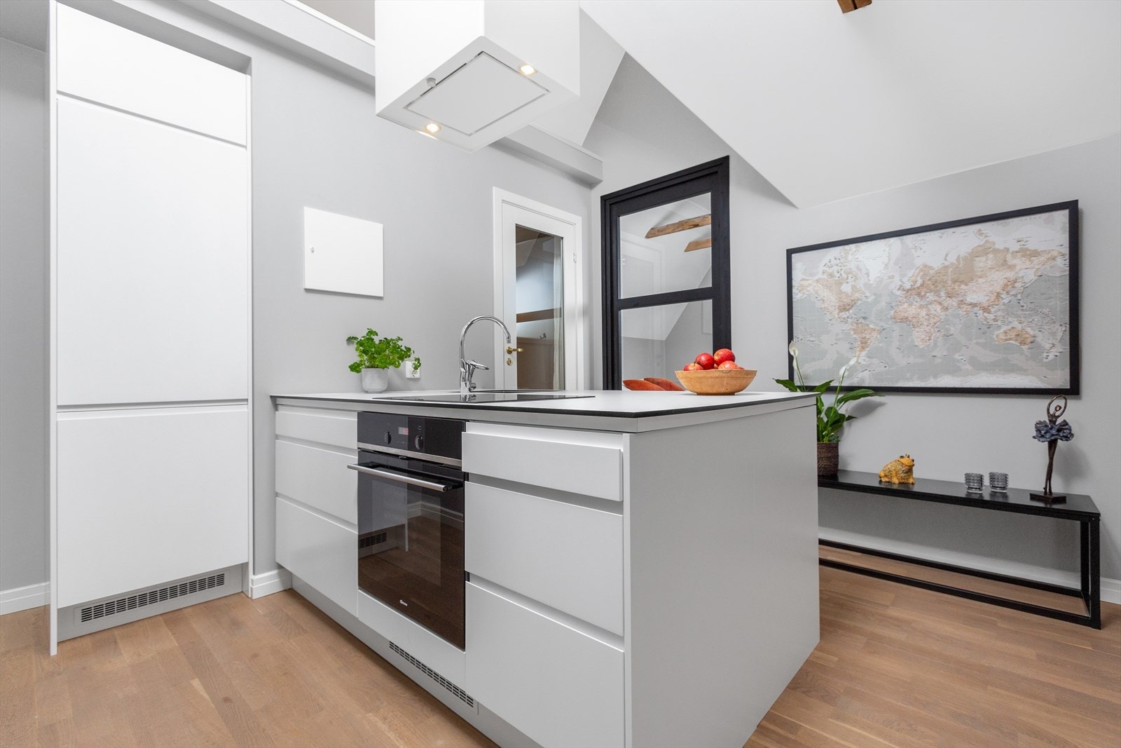 Kjøkkenet har innredning med glatte fronter og laminat benkeplate med oppvaskkum. Galleribilde