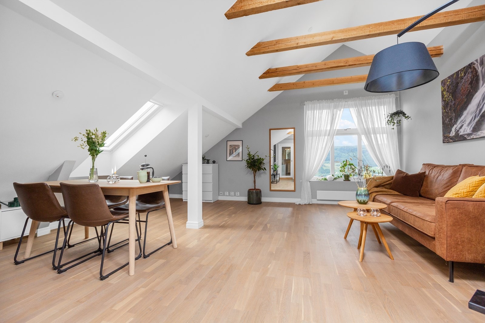 Innbydende stue med generøs takhøyde. Galleribilde