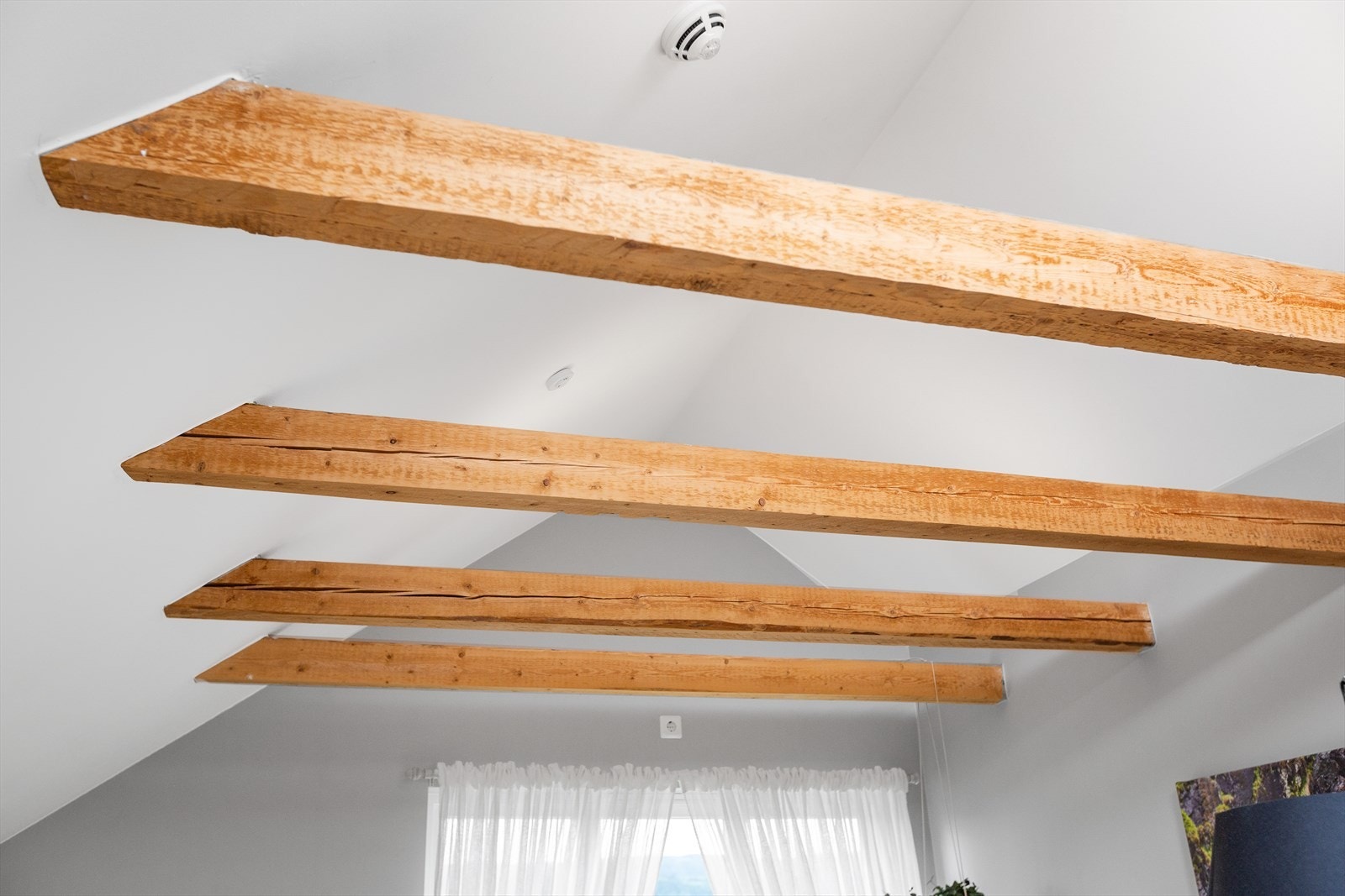 Trebjelker i taket gir rommet et flott særpreg. Galleribilde