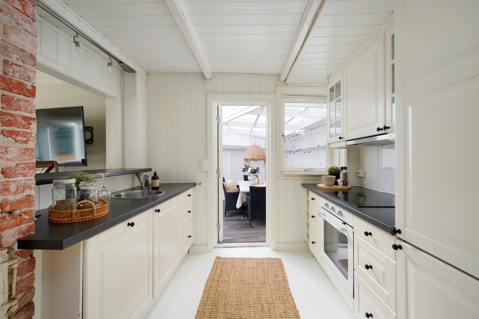 Pent kjøkken fra 2013 med integrerte hvitevarer og utgang til terrasse. Ny balkongdør fra 2026. Galleribilde