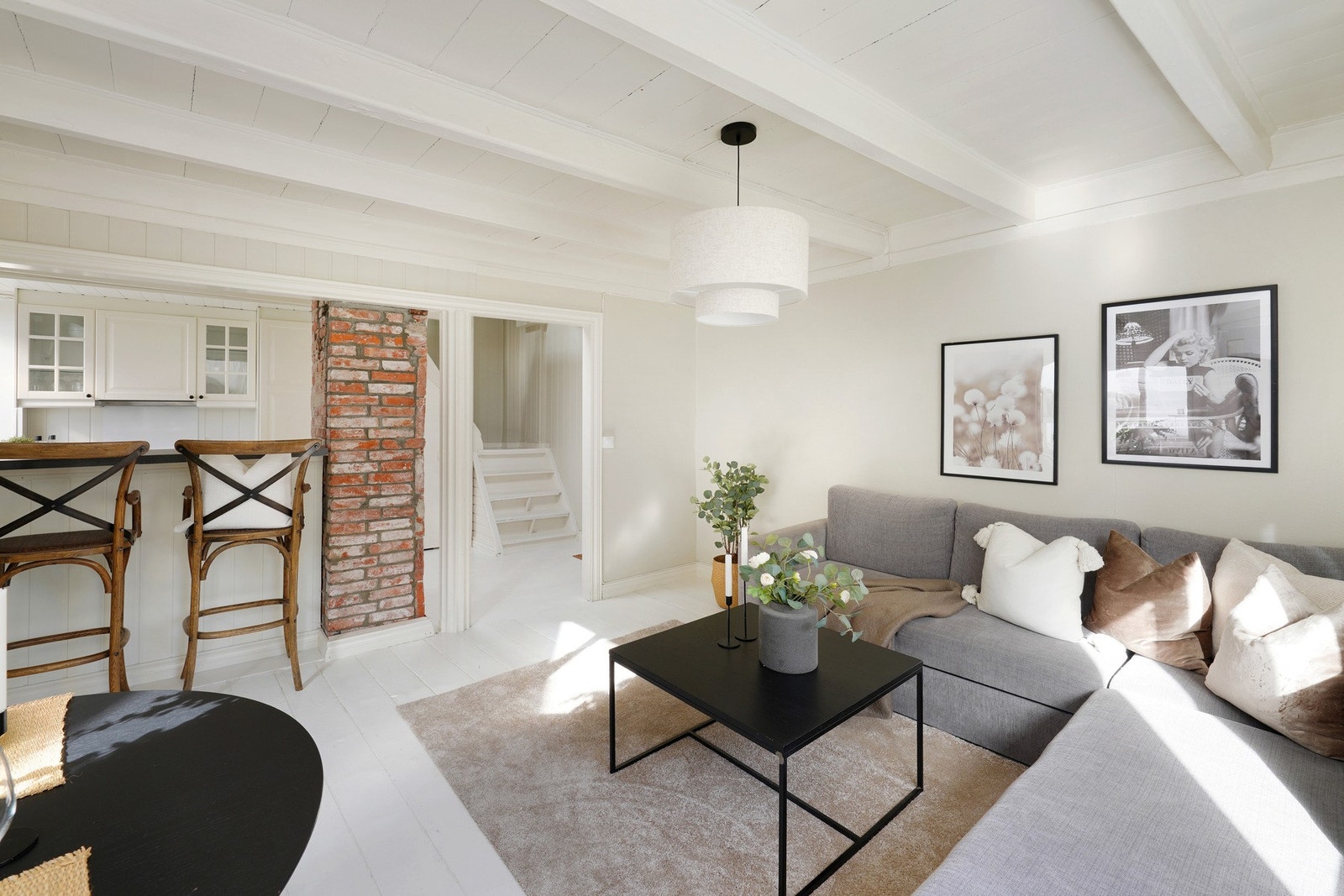 Stuen er delvis åpen løsning med kjøkken hvor en kul barløsning som skille. Galleribilde