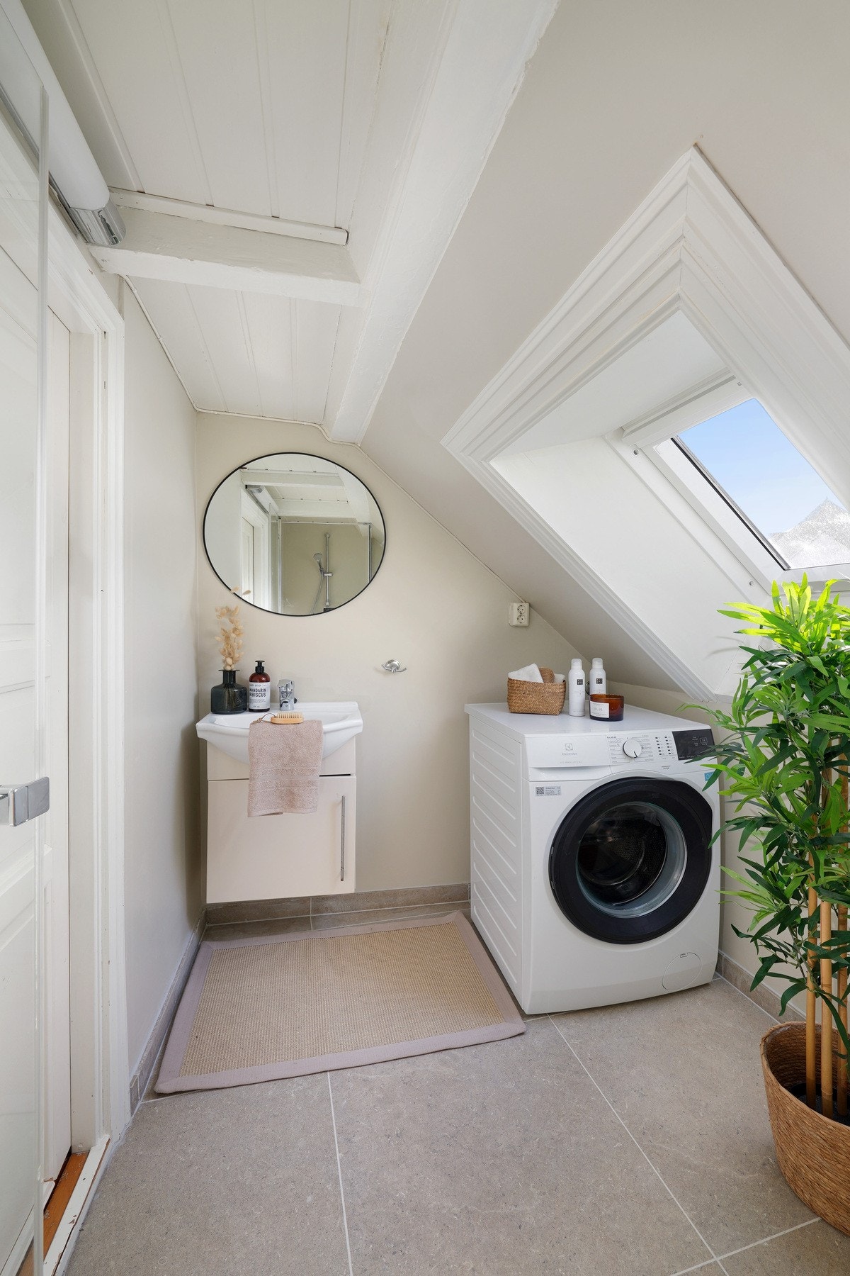 Badet er i 2.etasje og har fliser og varme i gulv. Galleribilde