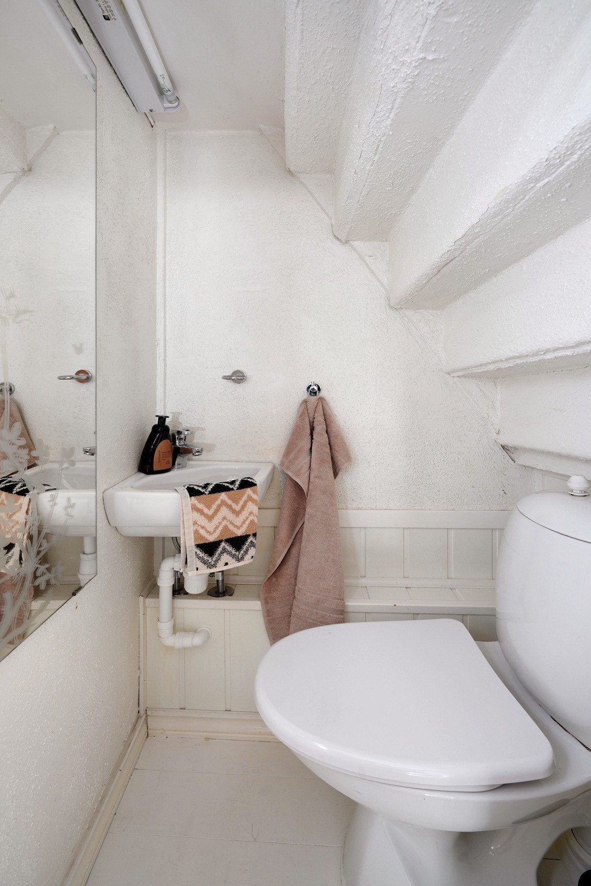 Under trappen i 1.etasje er det laget et lite toalettrom, veldig praktisk når man har gjester. Galleribilde