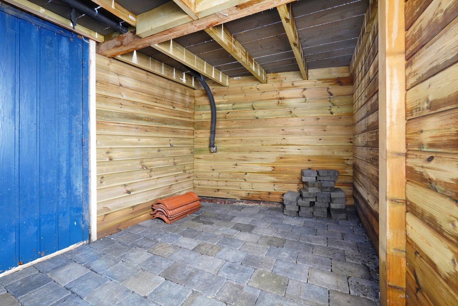 Det er en praktisk bod under den øvre terrassen med dør ut mot Finklasmauet og mot terrasse. Her kan man sette sykkelen, skiutstyret ect. Galleribilde