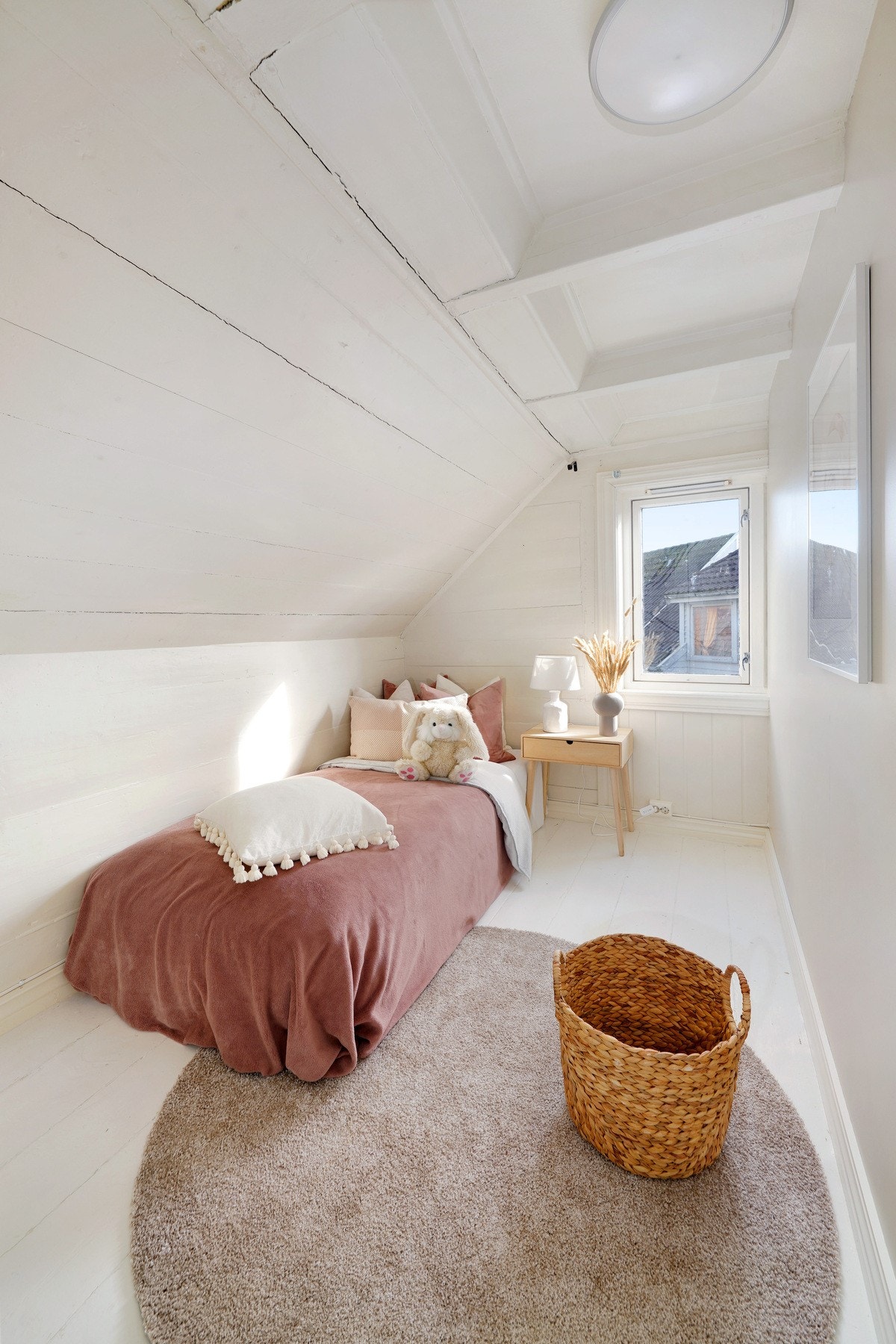 Soverom nr. 2 har fin plass til en enkeltseng eller kan fungere bra som et kontor/gjesterom eller hobbyrom. Galleribilde