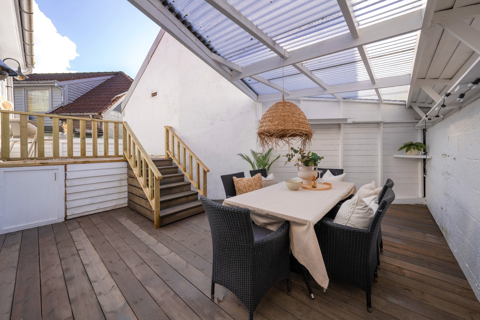 Eneboligen har utgang fra kjøkkenet til en sydvendt, solrik terrasse over to nivåer på rundt 17 kvm totalt. Det er nylig lagt nye terrassebord og rekkverk. Galleribilde