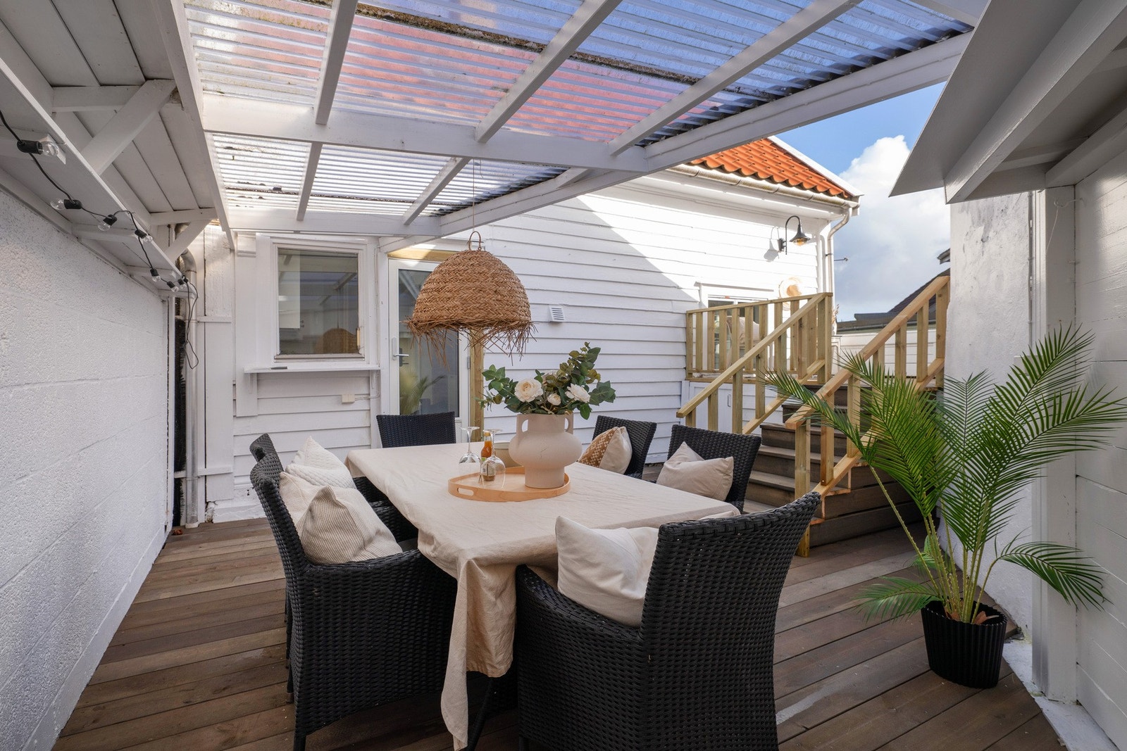 Den ene delen av terrassen har et overbygg som gjør at terrassen kan brukes selv når det regner. Galleribilde