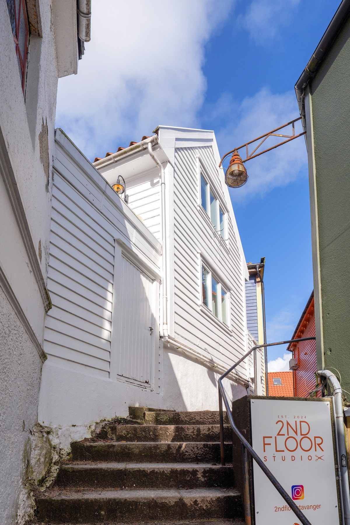 Området huset ligger i er regulert til sentrumsformål som åpner for ulike formål som bl.a. forretning og kontor. Galleribilde