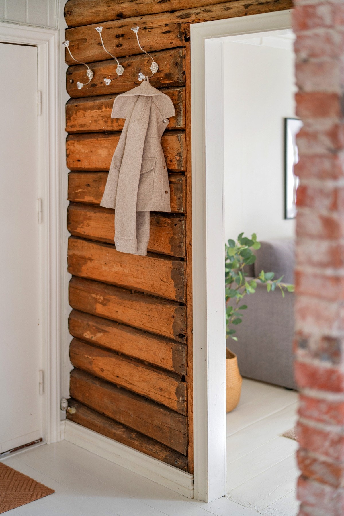 Legg også merke til det originale trepanelet på veggen. Galleribilde