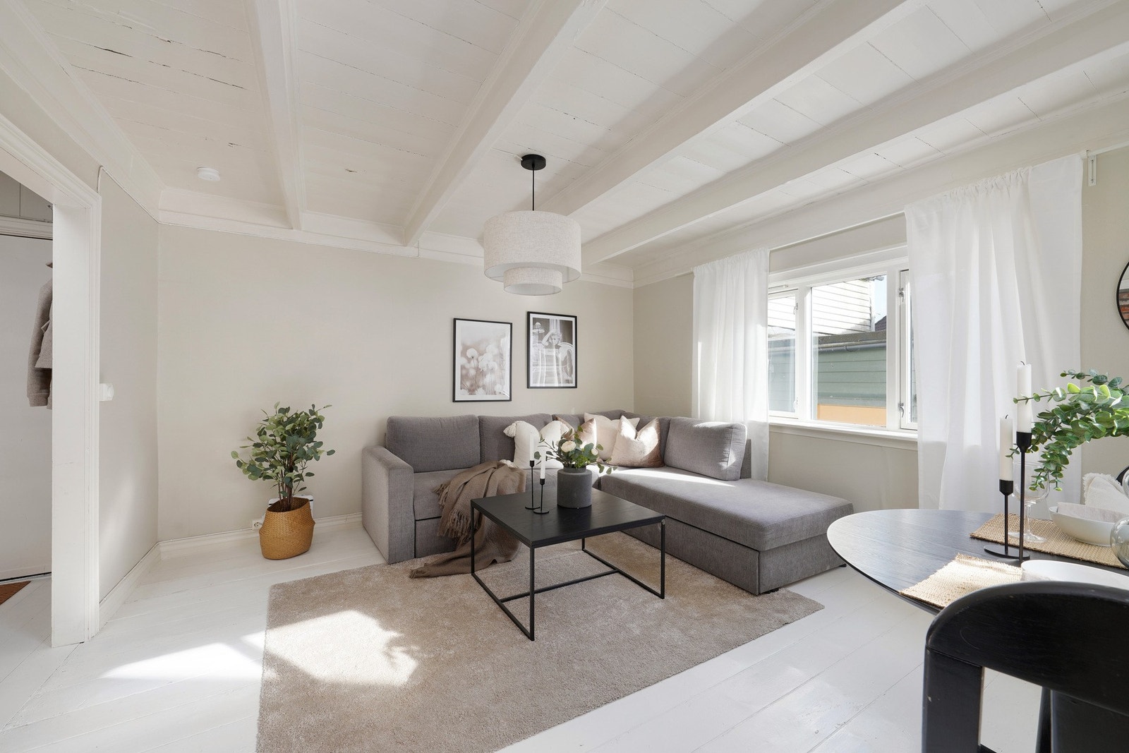 Koselig og lun stue. Veggene er nymalte og gulvet er isolert fra undersiden. Galleribilde