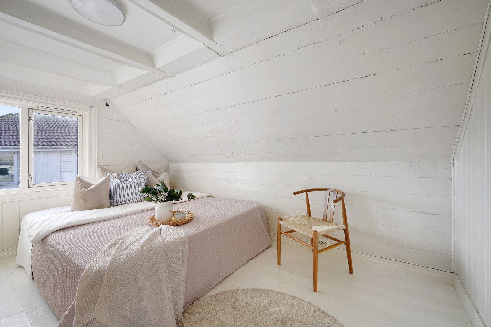 Soverom nr. 1 med god plass til en dobbeltseng. Galleribilde