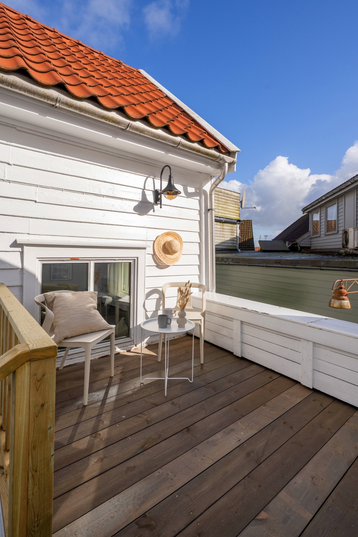 Den øvre terrassen, her kan solen nytes allerede fra 10 tiden om sommeren. Galleribilde