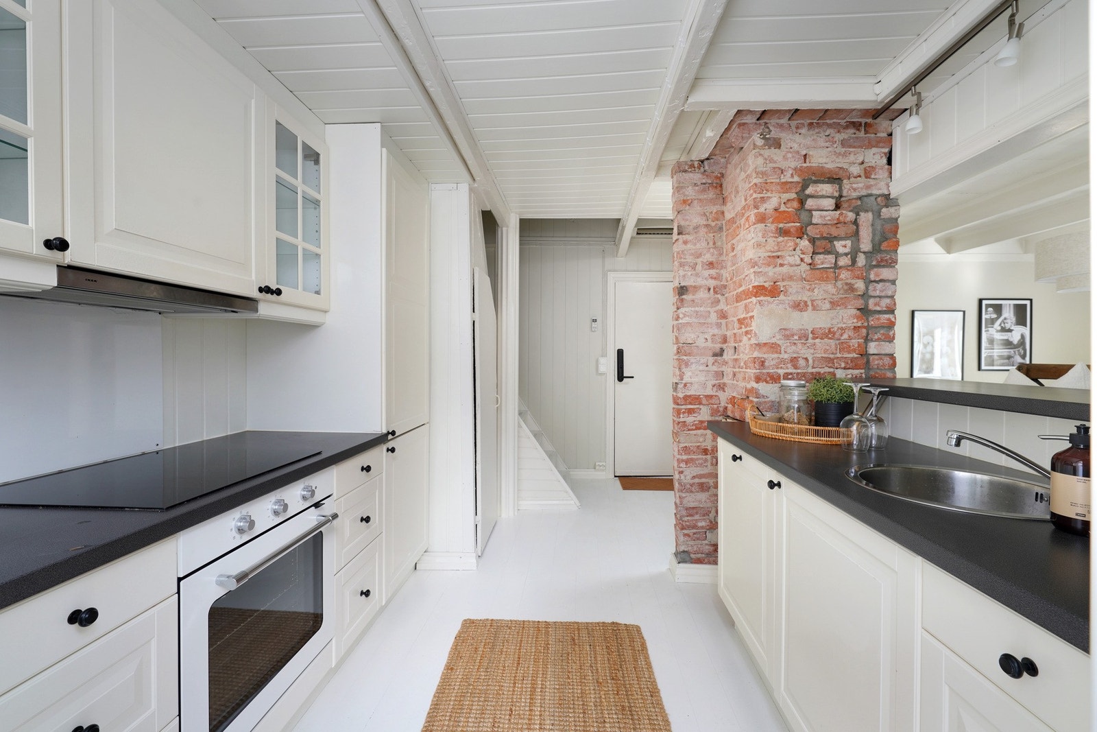 Kjøkkenet er praktisk med mye skap- og benkeplass. Galleribilde