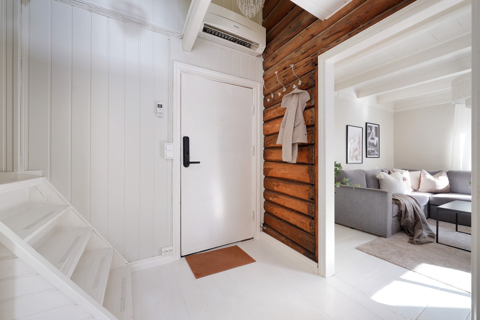 I gangen er det installert en varmepumpe som varmer opp hele huset. Galleribilde