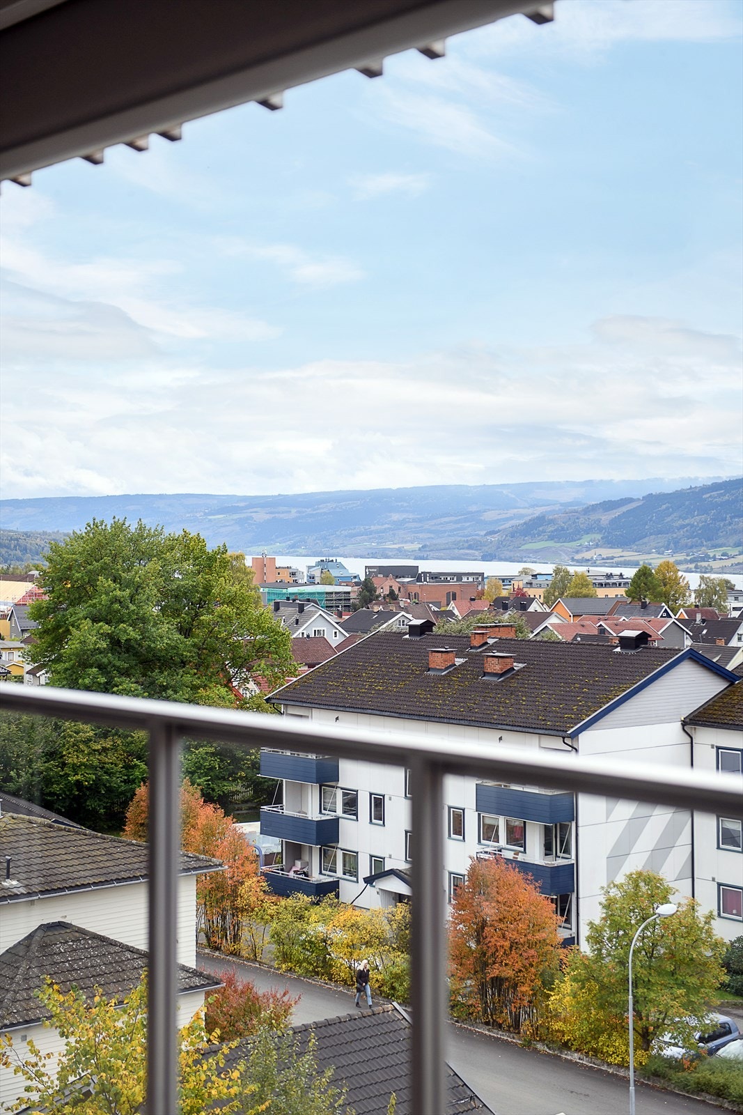 Det er over hustakene også utsikt til Mjøsa Galleribilde