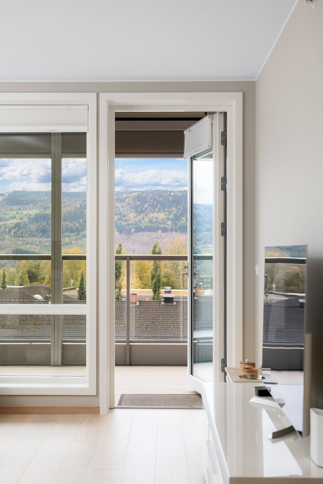 Fra stue er det utgang til balkong Galleribilde