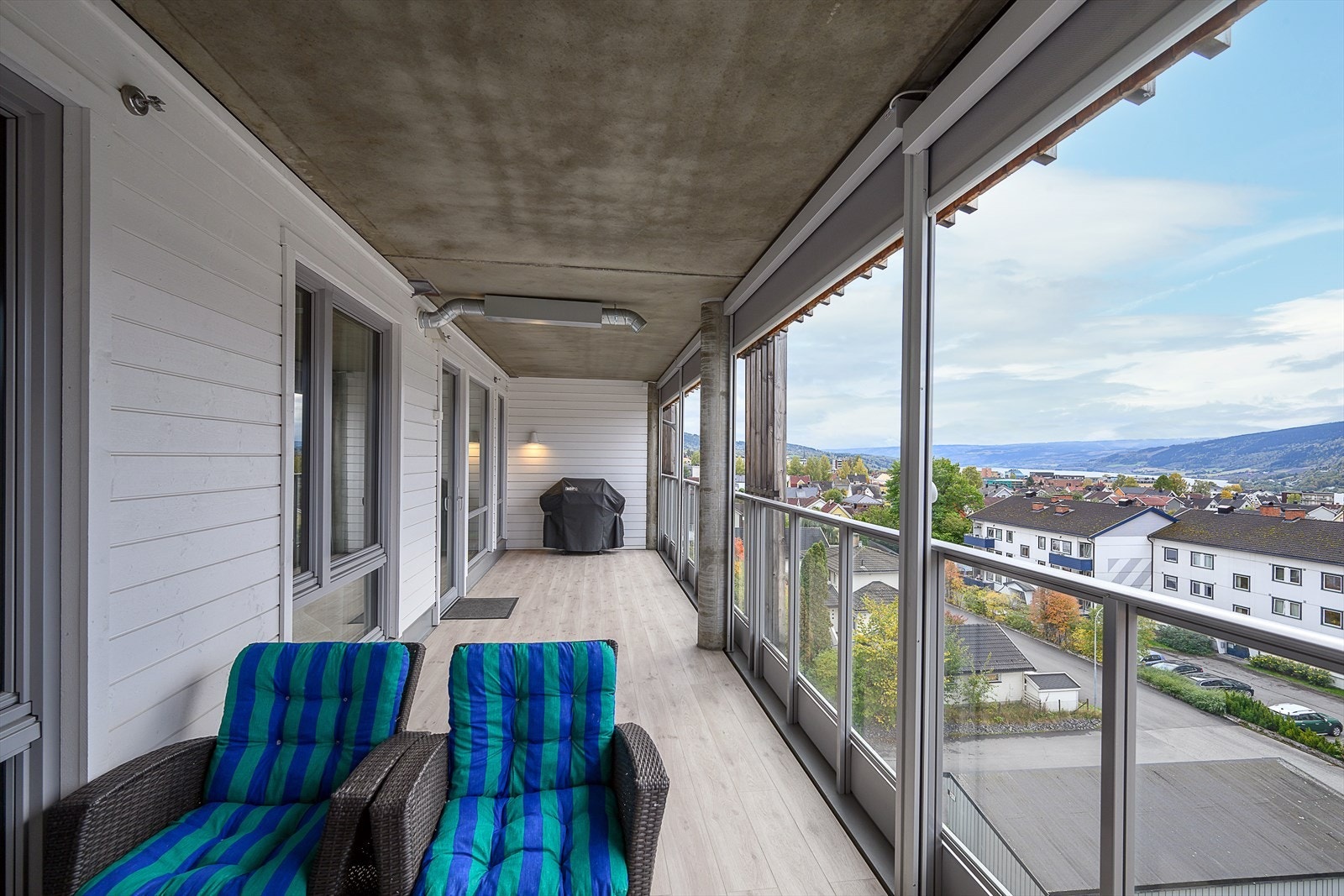 Balkongen går i hele leilighetens bredde, og har flere møbleringsmuligheter Galleribilde