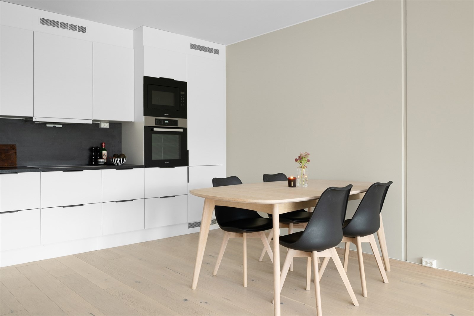 Leilighet B402 har en kjøkkeninnredningen med integrerte hvitevarer fra Miele. Galleribilde