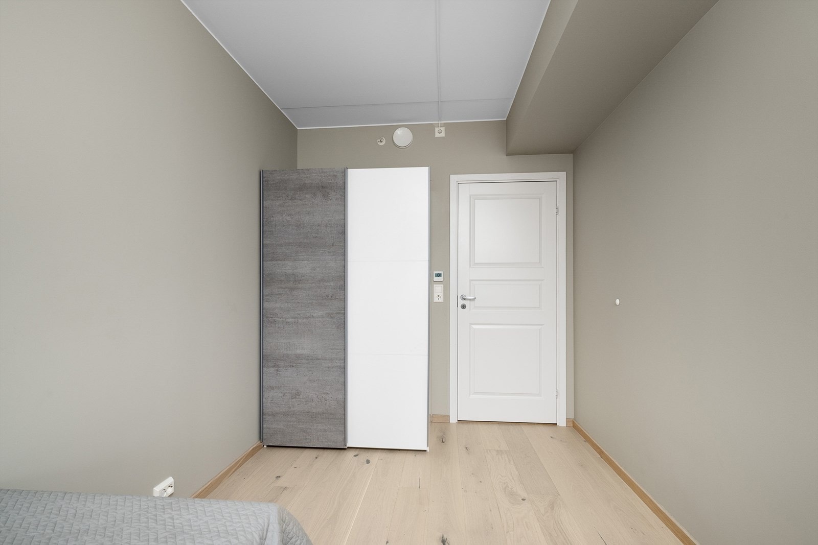 Begge soverom har frittstående garderobeløsninger med skyvedører Galleribilde