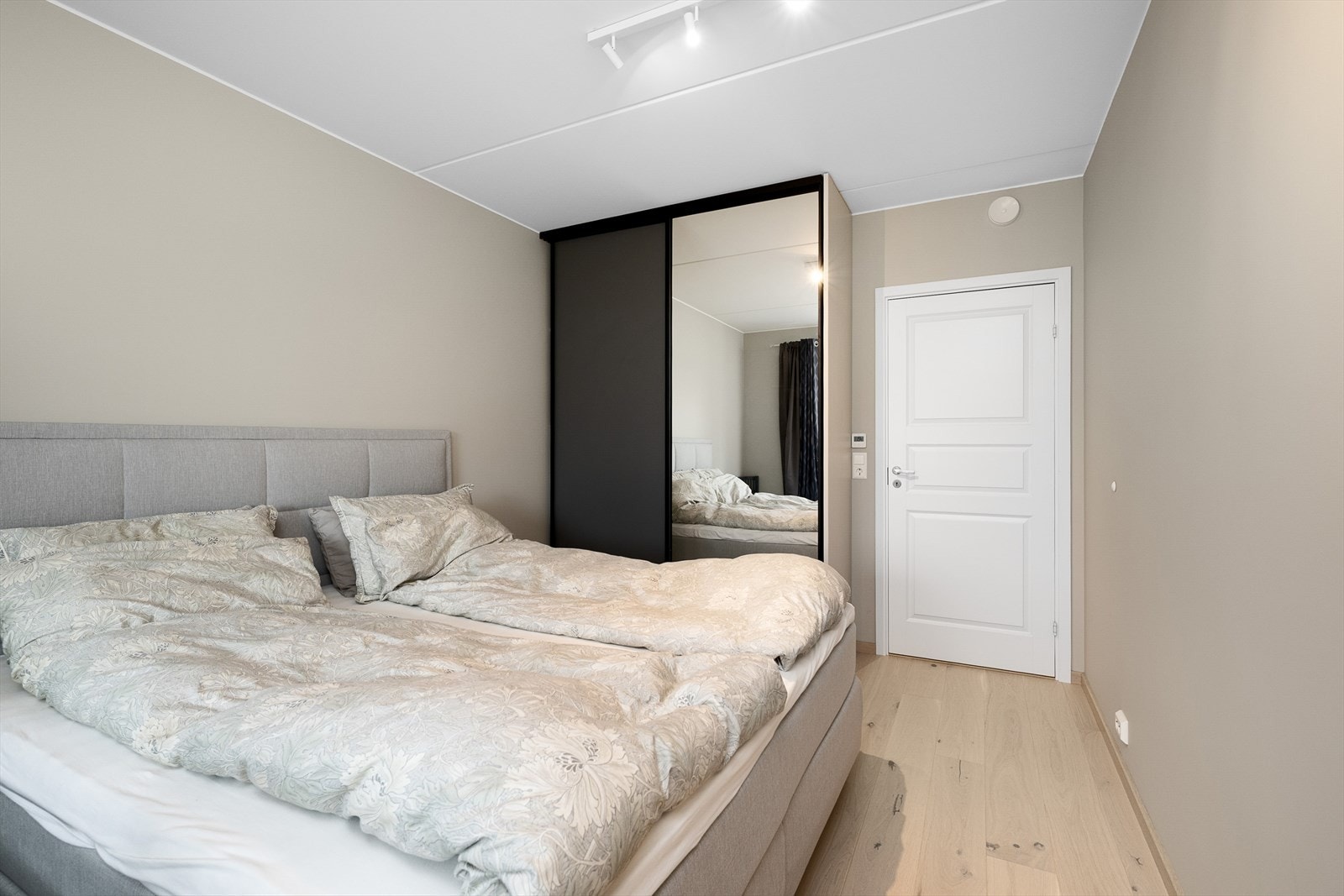 Hovedsoverommet har god plass for dobbeltseng og tilhørende møblement Galleribilde