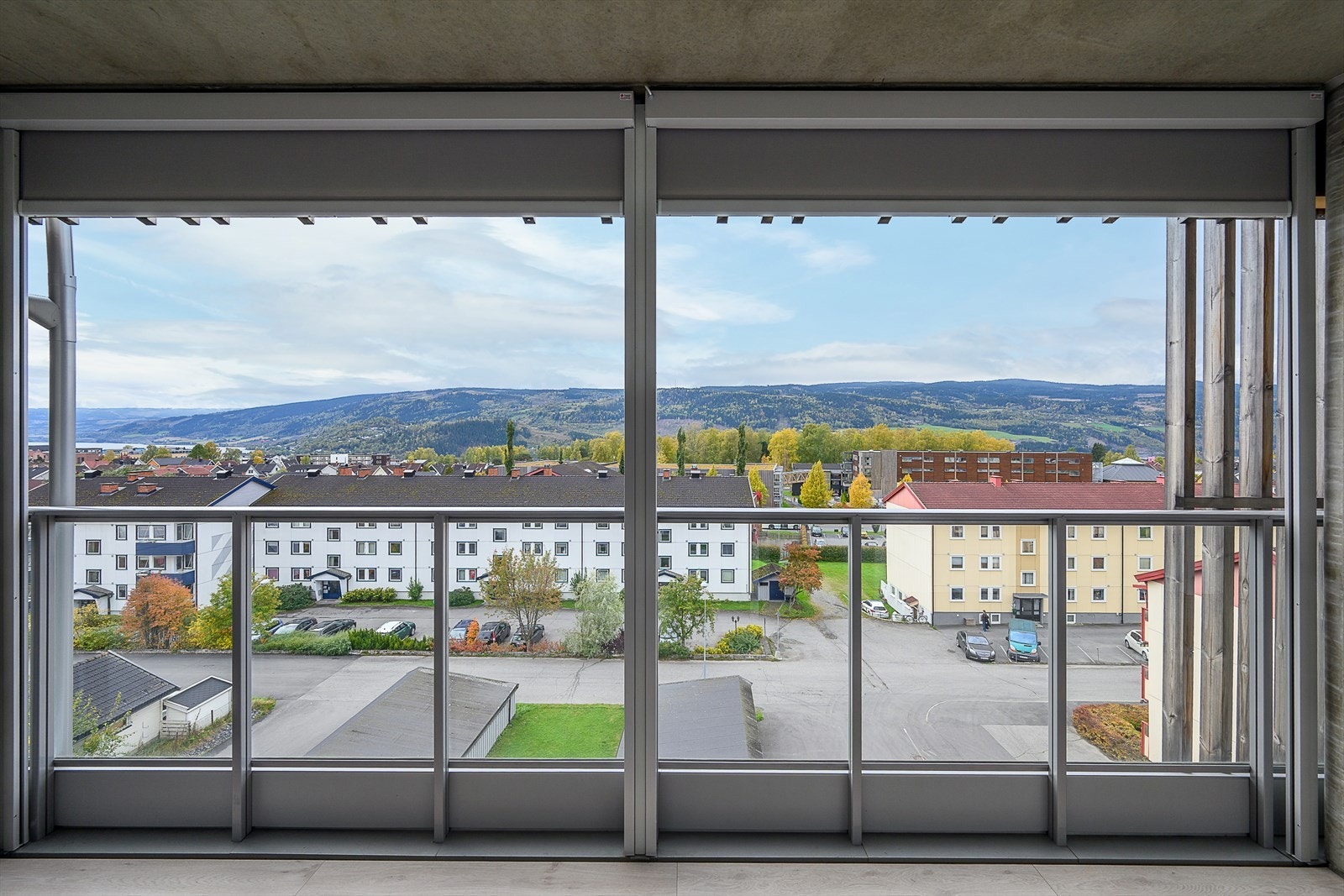 Fra balkongen er det flott utsikt ut over nærområdet Galleribilde