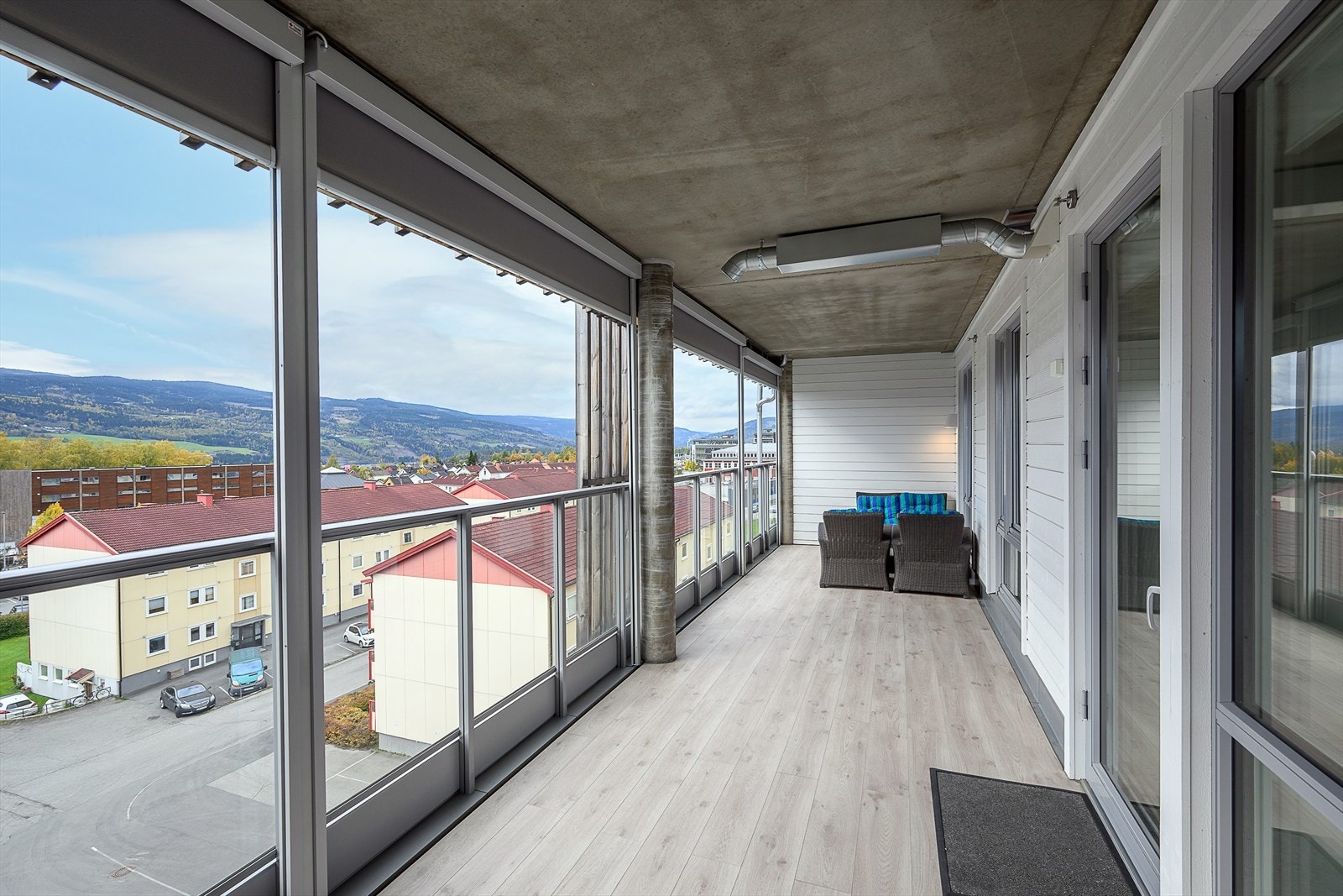 Balkongen er inntrukket, og har screens som både gir solskjerming og begrenset innsyn til terrassen Galleribilde