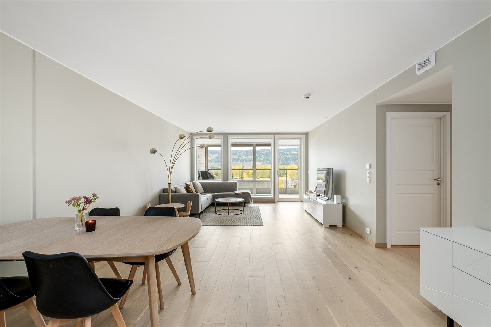 Leiligheten har romslig stue og kjøkken i åpen løsning Galleribilde