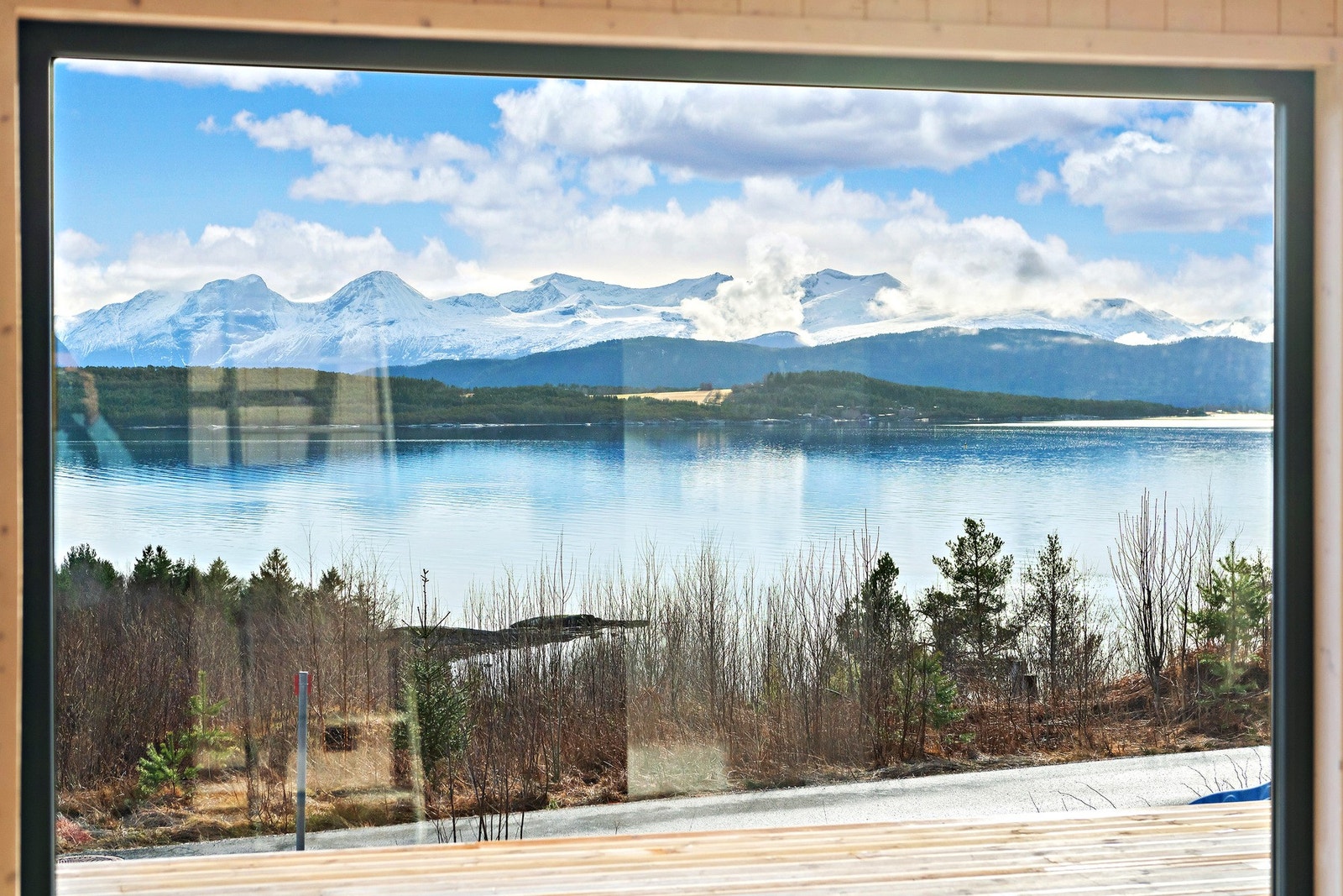 Nydelig utsikt fra kjøkken og stue. Galleribilde