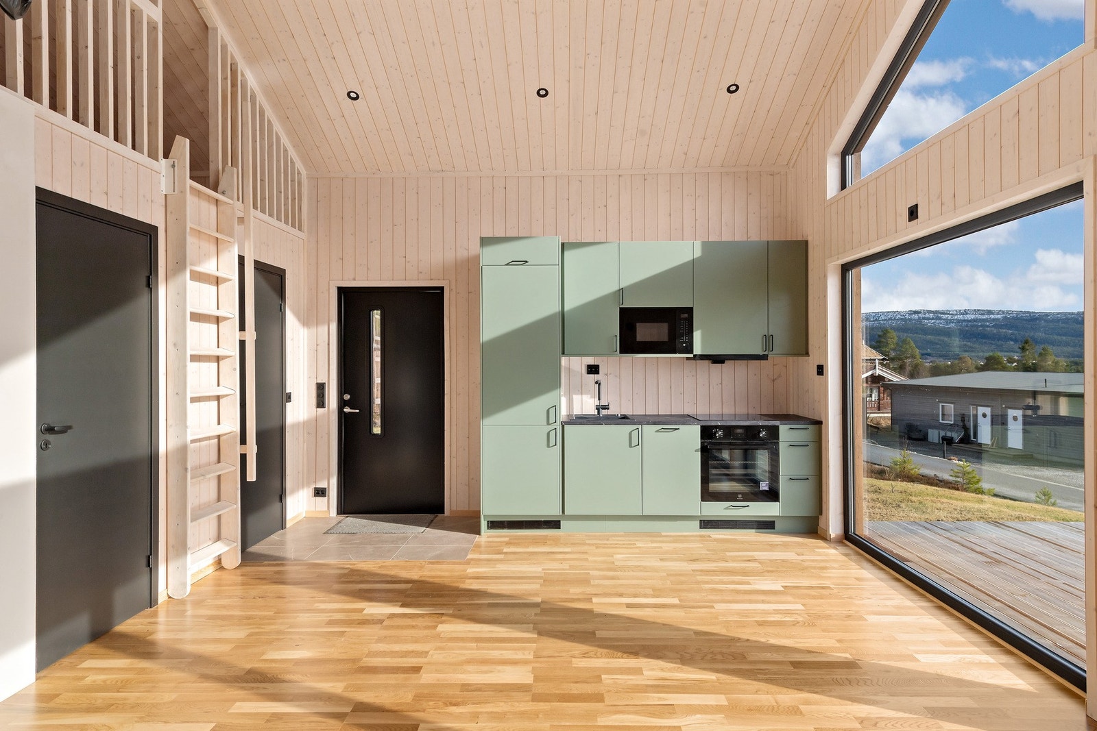 Hytta har en åpen planløsning og svært god himlingshøyde. Galleribilde