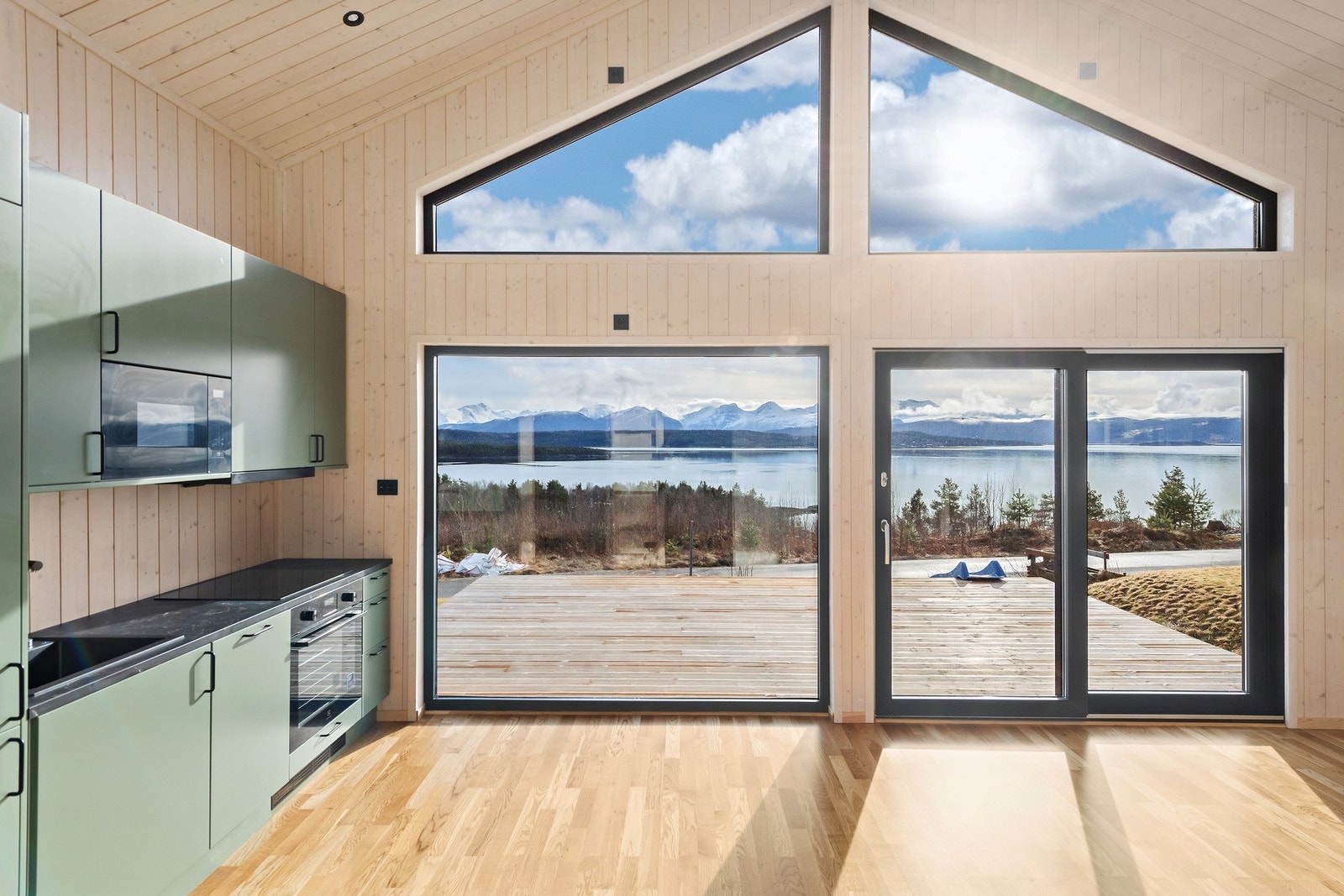 Fra de store, sørvendte vinduene får man mye naturlig dagslys. Galleribilde