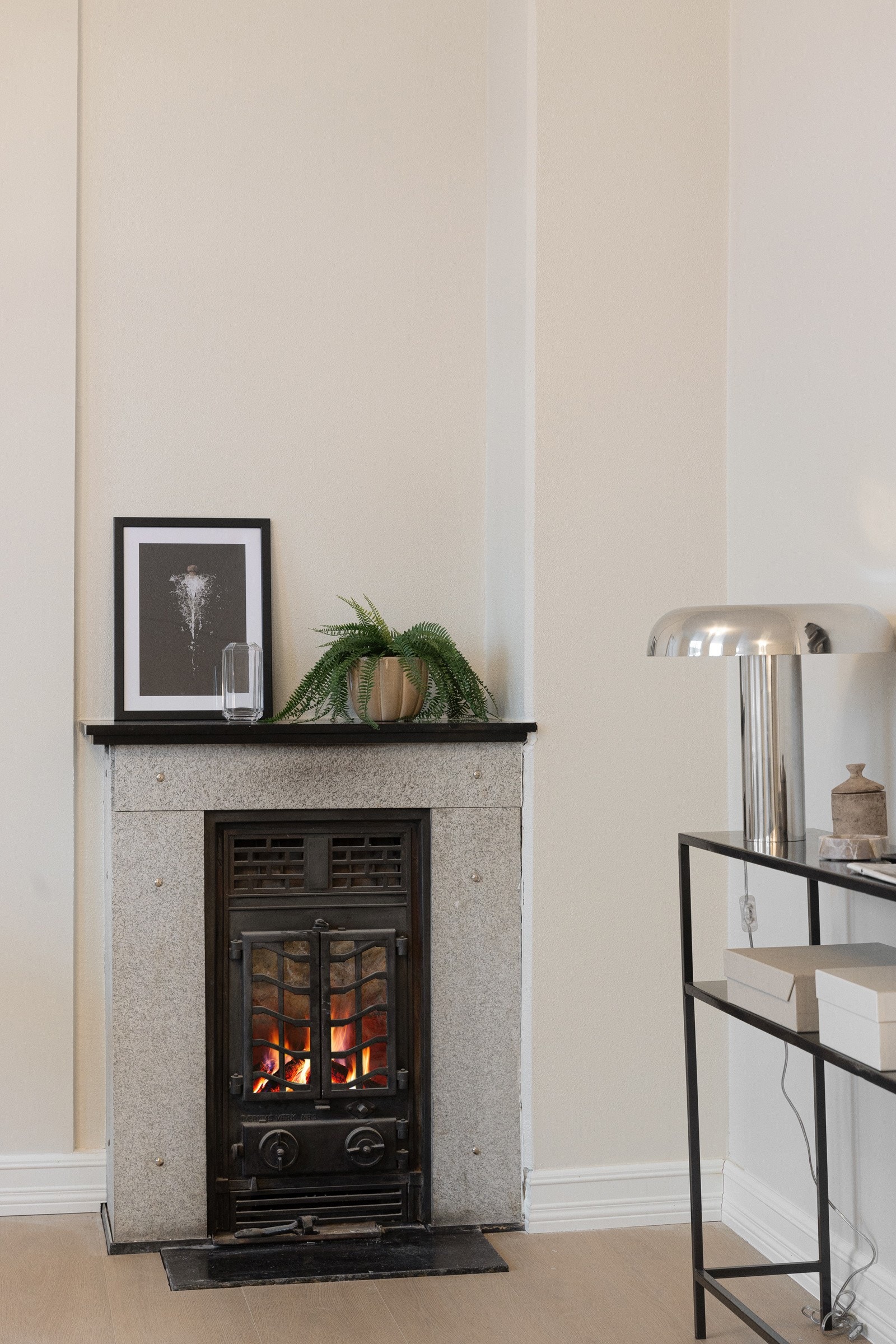 Rommet har også en klassisk peis som tilfører varme på kalde dager. Galleribilde