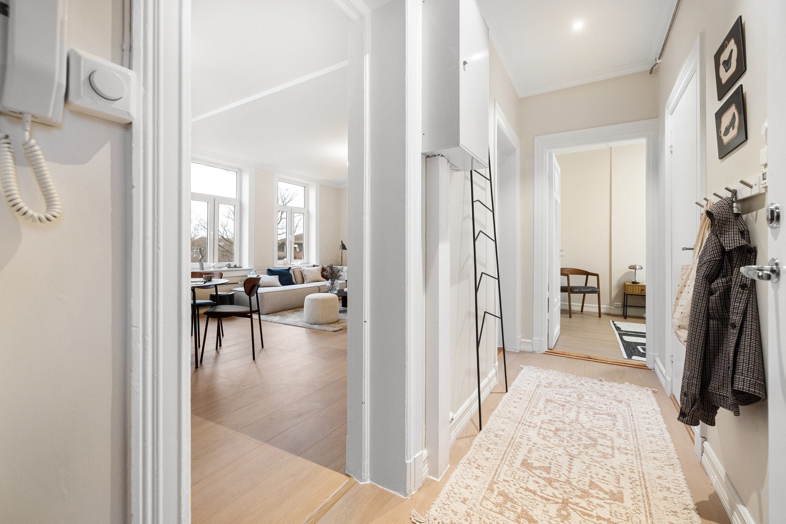 Fra entréen har du adkomst til leilighetens øvrige rom Galleribilde