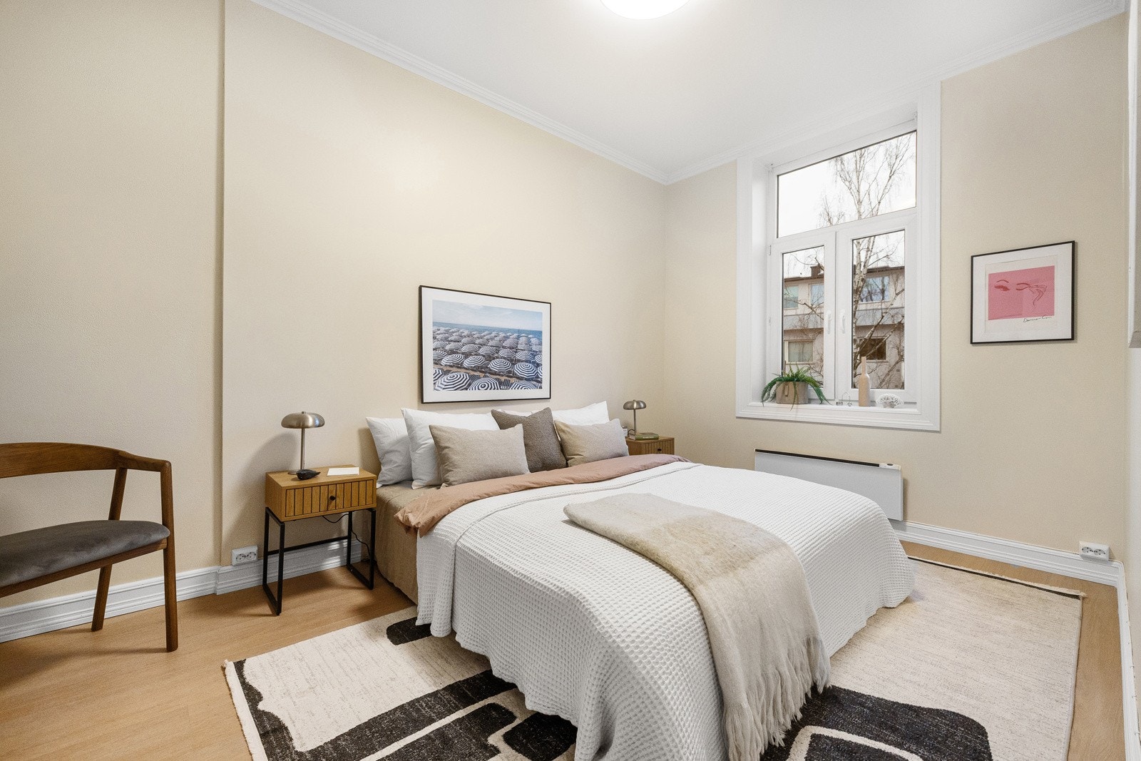 Hovedsoverommet er et romslig og innbydende rom som vender inn mot den rolige bakgården. Galleribilde