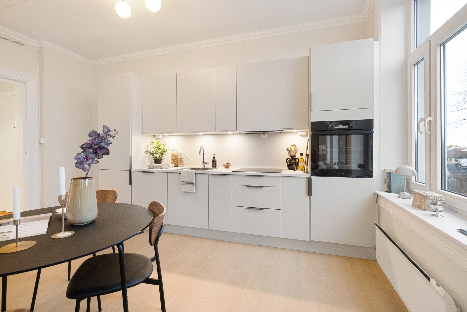 I tilknytning til kjøkkensonen er det god plass til spisegruppe, som skaper en naturlig overgang. Den åpne løsningen mot stuen gir en sosial og luftig romfølelse, perfekt for både hverdagsbruk og når du har gjester. Galleribilde