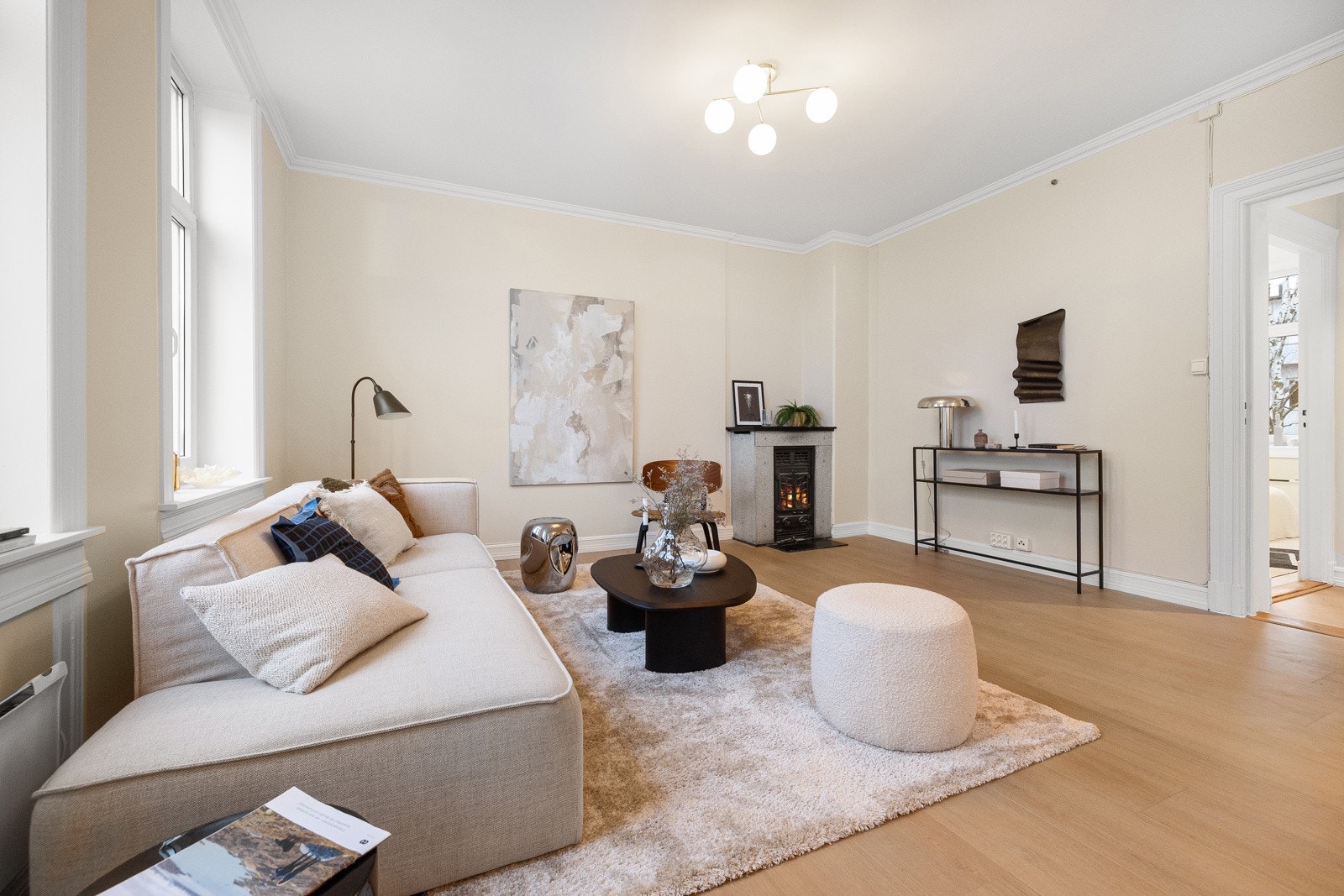 Stuen har gode møbleringsmuligheter, med god plass til en stor sofagruppe. Galleribilde