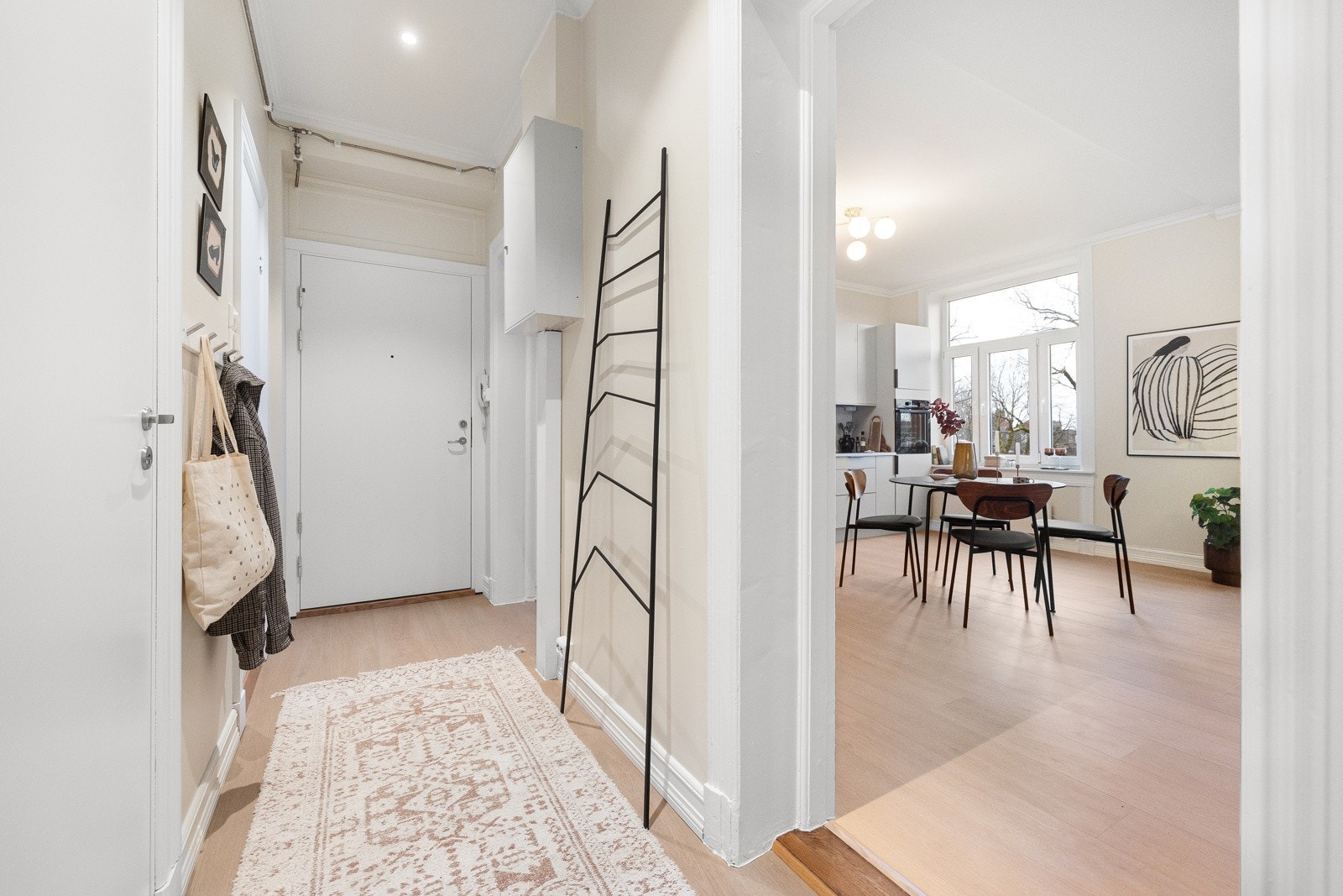 Entréen gir et lyst og ryddig førsteinntrykk av leiligheten, med nyoppussede overflater fra 2025 og god plass til å henge fra seg yttertøy. Galleribilde