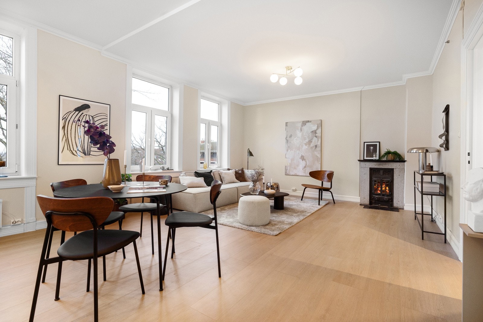 Leiligheten nyoppusset i 2025 med lyse overflater og gjennomførte materialvalg som gir et moderne og innbydende uttrykk. Galleribilde