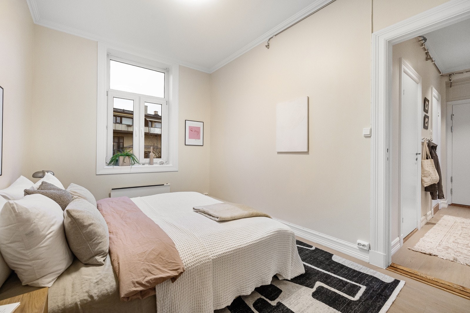 Her er det god plass til stor seng, nattbord og garderobeløsning. Galleribilde